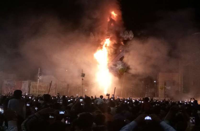 भगवान श्रीराम ने धराशाही किया लंकेश का अहंकार, अग्नि बाण लगते ही ढेर हुआ दशानन का दम्भ भगवान श्रीराम ने धराशाही किया लंकेश का अहंकार, अग्नि बाण लगते ही ढेर हुआ दशानन का दम्भ