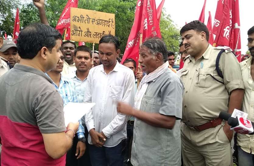 दो सूत्रीय मांगों को लेकर मजदूर संघ ने कंपनी प्रबंधन का किया पुतला दहन दो सूत्रीय मांगों को लेकर मजदूर संघ ने कंपनी प्रबंधन का किया पुतला दहन