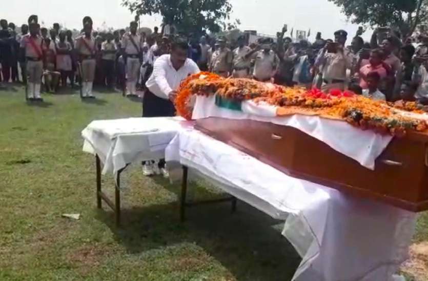 राजकीय सम्मान के साथ हुई अजय की अंतिम विदाई, पार्थिव शरीर पैतृक गांव पहुंचते ही दर्शन के लिए टूट पड़े लोग राजकीय सम्मान के साथ हुई अजय की अंतिम विदाई, पार्थिव शरीर पैतृक गांव पहुंचते ही दर्शन के लिए टूट पड़े लोग
