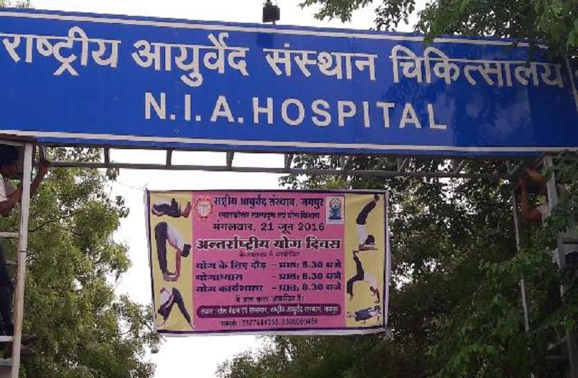 छात्र से मारपीट, कार के शीशे तोड़े छात्र से मारपीट, कार के शीशे तोड़े