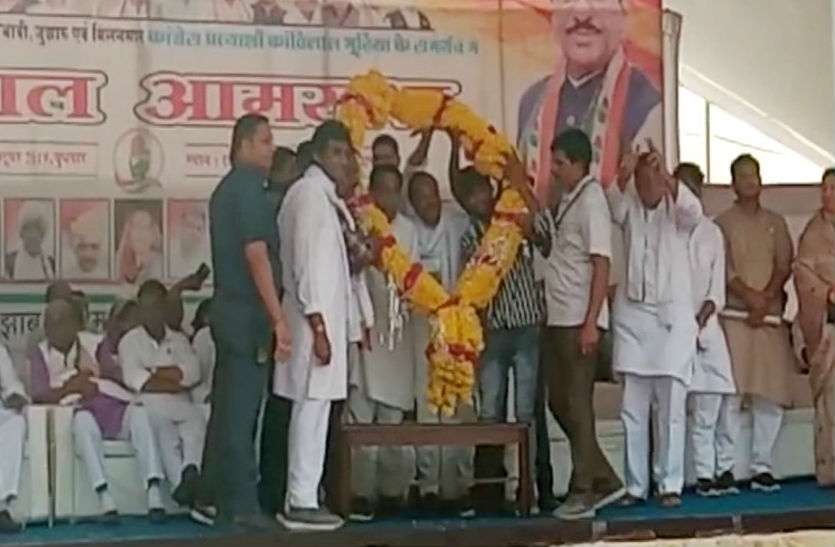 1_7.jpg कमलनाथ ने बीजेपी को दिया जोरदार झटका, 100 बीजेपी नेता हुए कांग्रेस में शामिल