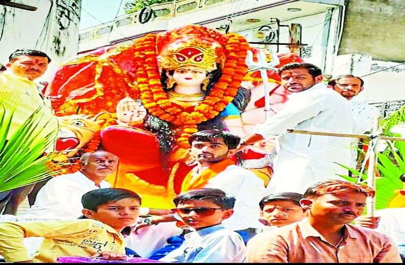 माता की विदाई पर भक्तों की आंखें भर आई माता की विदाई पर भक्तों की आंखें भर आई