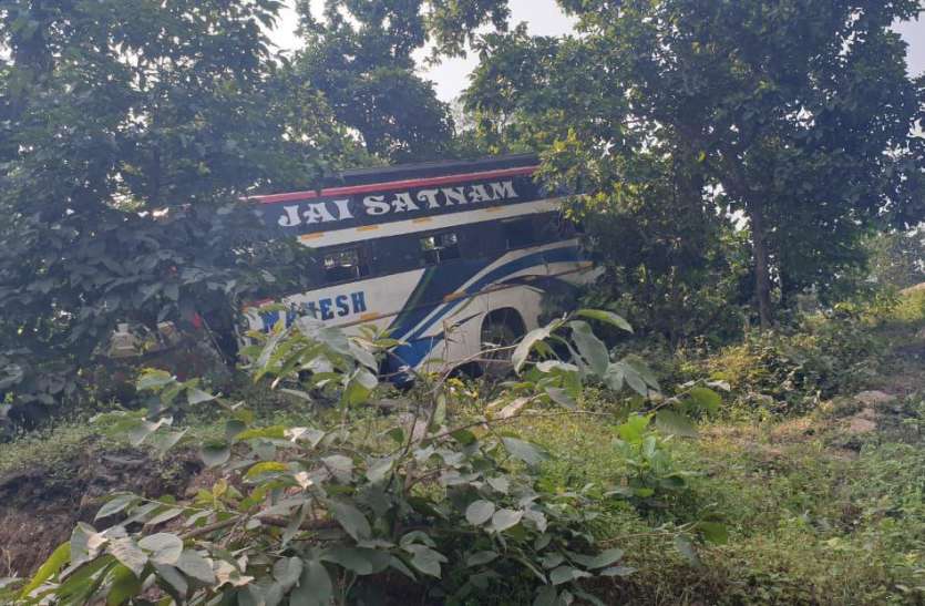 ड्राइवर की झपकी से बाल-बाल बचीं श्रद्धालुओं की जानें बीच जंगल में बस के ड्राइवर को अचानक आ गई नींद, बस सीधे खाई से नीचे गिरी और...