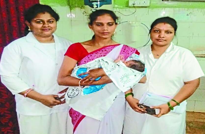सड़क किनारे मिली नवजात बच्ची, पुलिस के पूछने पर मां बोली- इसे देखकर नहीं भूल पाती उस दरिंदे को, इसलिए फेंका