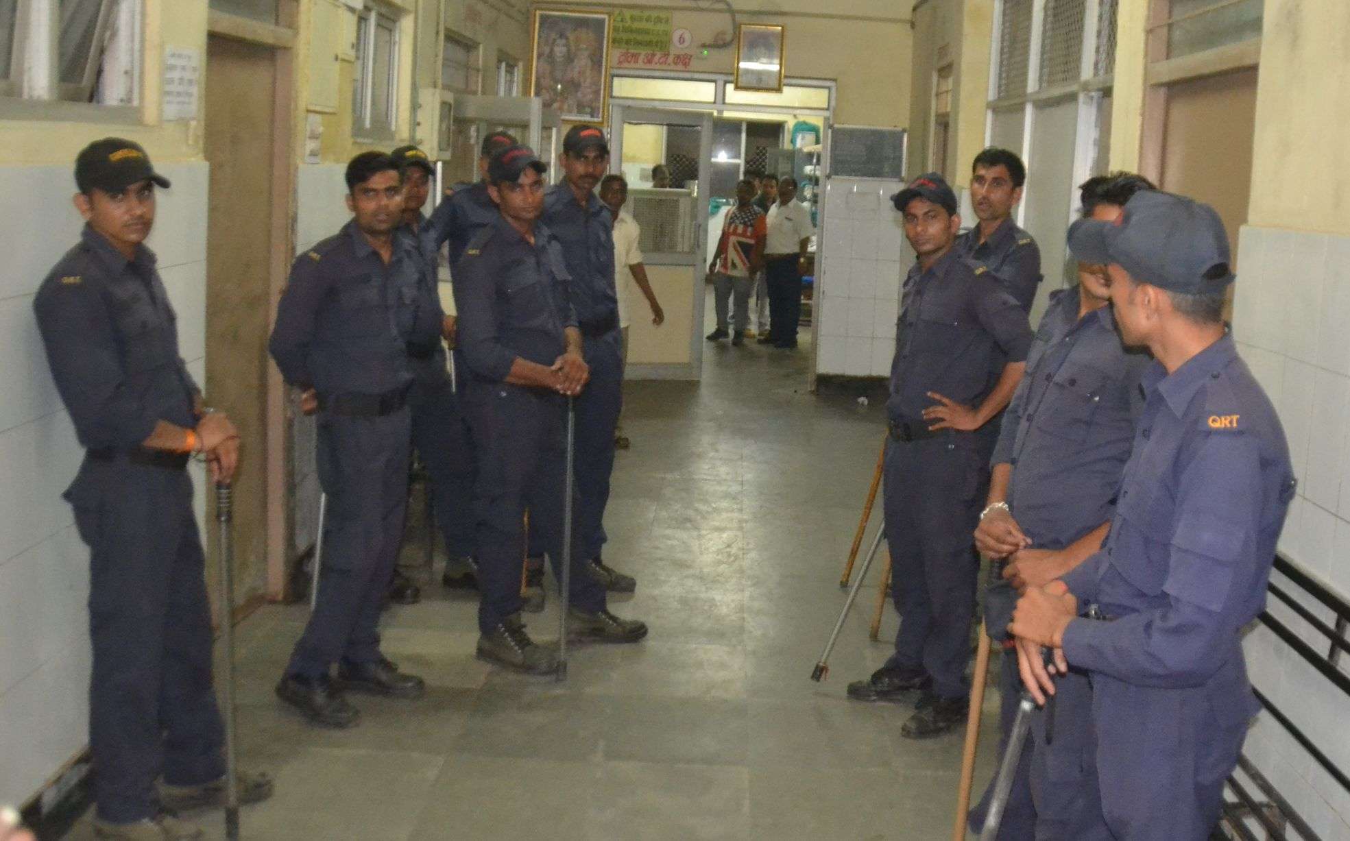 मेले से लौटती जीप गड्ढे में अटकी, घबराकर कूदे सवार, कोई सिर के बल गिरा तो कोई पीठ के, एक की मौत, 24 घायल