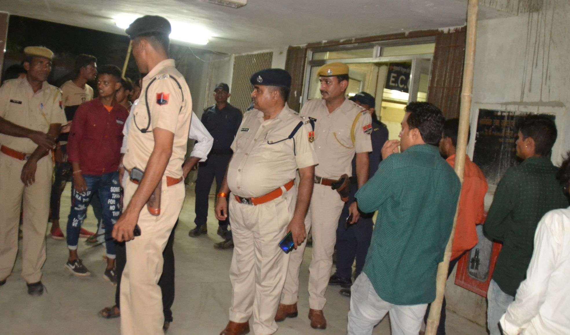 मेले से लौटती जीप गड्ढे में अटकी, घबराकर कूदे सवार, कोई सिर के बल गिरा तो कोई पीठ के, एक की मौत, 24 घायल