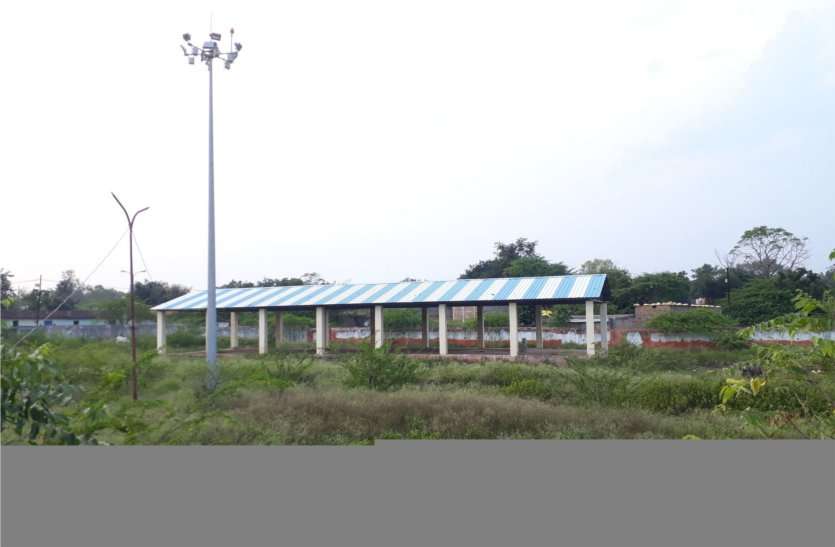 This bus stand was built in Simhastha, became the hub of miscreants सिंहस्थ में बनाया था यह बस स्टैंड, बन गया बदमाशों का अड्डा