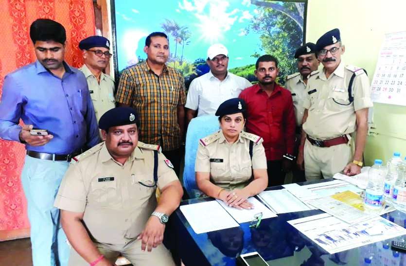 वर्दीधारी को देख कांपने लगा युवक, जब पिट्ठ बैग की ली तलाशी तो फटी रह गई जवानों की आंखें वर्दीधारी को देख कांपने लगा युवक, जब पिट्ठू बैग की ली तलाशी तो फटी रह गई जवानों की आंखें