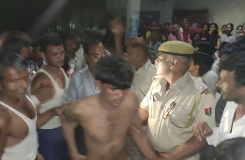 Two youths assaulted on suspicion of child theft in Bhilwara बच्चा चोर समझकर दो युवकों को लोगों ने धुना