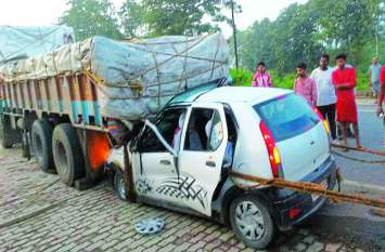 Car collided with parked Truck driver died in accident मौत की झपकी: खड़े ट्रक में घुस गयी कार, मौके पर ही हो गयी मौत