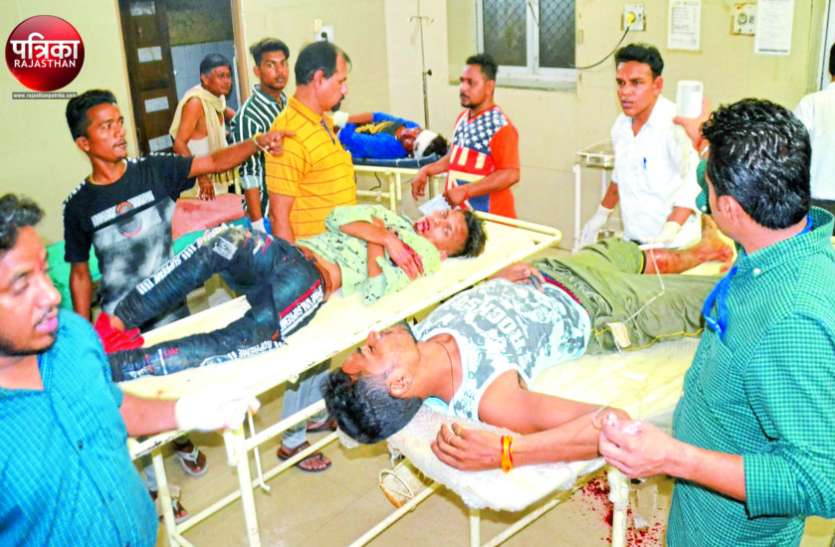 बांसवाड़ा में दशहरा मेले से लौटते बेकाबू जीप गड्ढे में अटकी, दर्दनाक हादसे में एक बालिका की मौत, 25 लोग घायल, मची चीख-पुकार बांसवाड़ा में दशहरा मेले से लौटते बेकाबू जीप गड्ढे में अटकी, दर्दनाक हादसे में एक बालिका की मौत, 25 लोग घायल, मची चीख-पुकार
