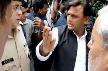 Jhansi encounter case brawl Akhilesh yadav reaches MP arrested झांसी एनकाउंटर मामले में मचा घमासान, अखिलेश यादव पहुंचे पुष्पेंद्र के गांव, यह सांसद हुआ गिरफ्तार