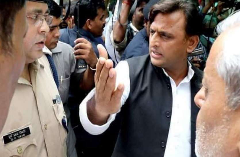 Jhansi news झांसी एनकाउंटर मामले में मचा घमासान, अखिलेश यादव पहुंचे पुष्पेंद्र के गांव, यह सांसद हुआ गिरफ्तार