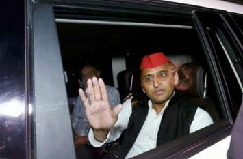 Akhilesh Yadav targets BJP govt over Pushpendra Yadav case पुष्पेंद्र यादव के परिजनों से मिलने पहुंच रहे अखिलेश यादव, कहा- जनता की आवाज को बूटों तले रौंद रही यूपी सरकार