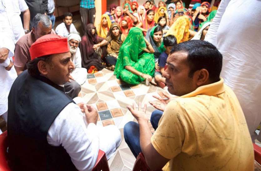 Akhilesh Yadav झांसी एनकाउंटर: अखिलेश यादव से पुष्पेंद्र के परिवार ने कहा यह, आक्रोशित सपा अध्यक्ष ने दिया बड़ा बयान