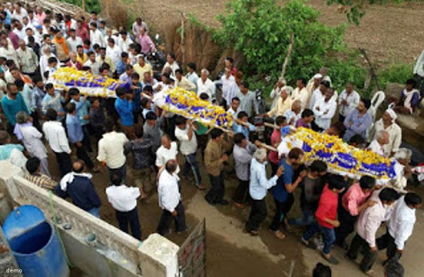 एक साथ तीन जिगरी दोस्तों की हुई दर्दनाक मौत, साथ उठी अर्थी तो रो पड़ा पूरा गांव एक साथ तीन जिगरी दोस्तों की हुई दर्दनाक मौत, साथ उठी अर्थी तो रो पड़ा पूरा गांव