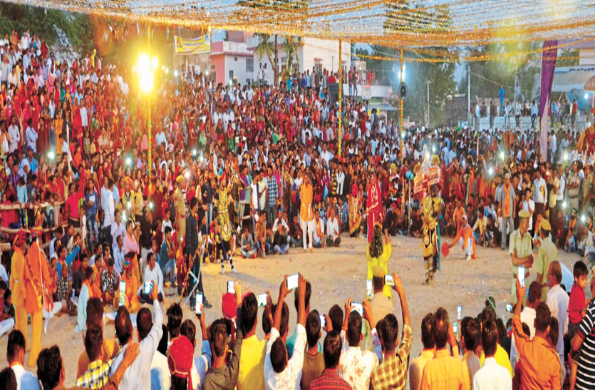 तलवारों के साथ दो घंटे चली भयंकर मारकाट, बाद में रातभर मनाया जश्न तलवारों के साथ दो घंटे चली भयंकर मारकाट, बाद में रातभर मनाया जश्न