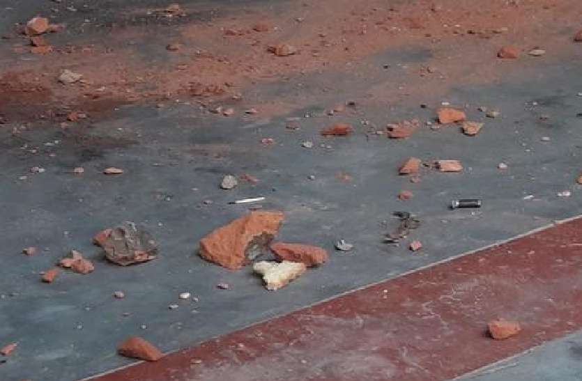 Clash between two Groups छेड़खानी को लेकर बवाल, जमकर पथराव व मारपीट, 15 से अधिक लोग घायल
