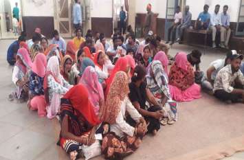 scanvengers have not received salary for eight months, protest सफाईकर्मियों को आठ माह से नहीं मिला वेतन, किया प्रदर्शन
