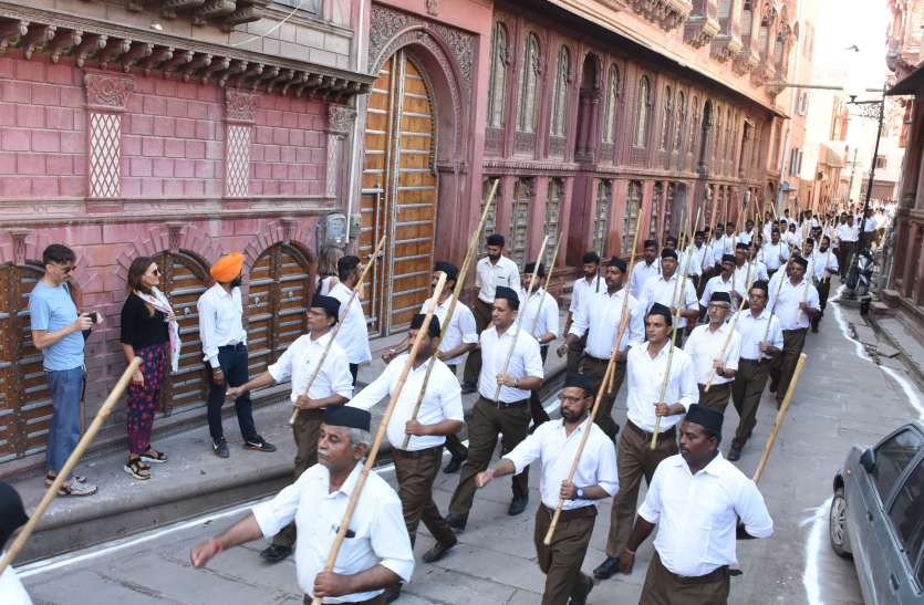 vijaydashmi path sanchlan bikaner घोष वादन और कदमताल करते एक साथ आगे बढ़े स्वयं सेवक, पुष्पवर्षा से स्वागत