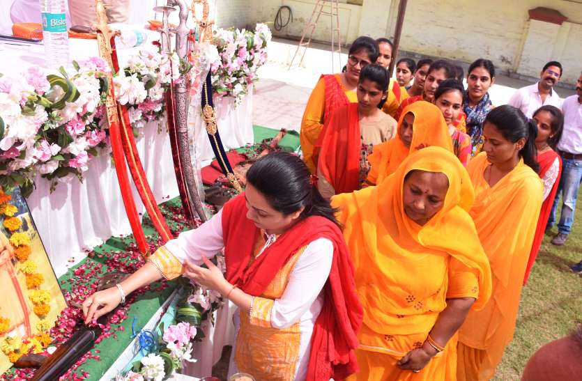 dussehra 2019 shastra puja in bikaner शस्त्र व शास्त्र के साथ मां दुर्गा का किया पूजन