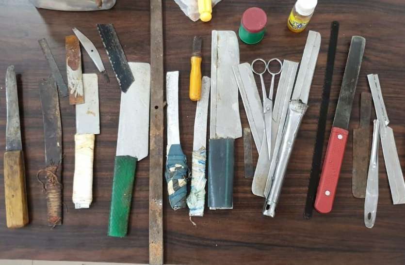 जेल से गांजा, चाकू और खंजर जब्त जेल से गांजा, चाकू और खंजर जब्त