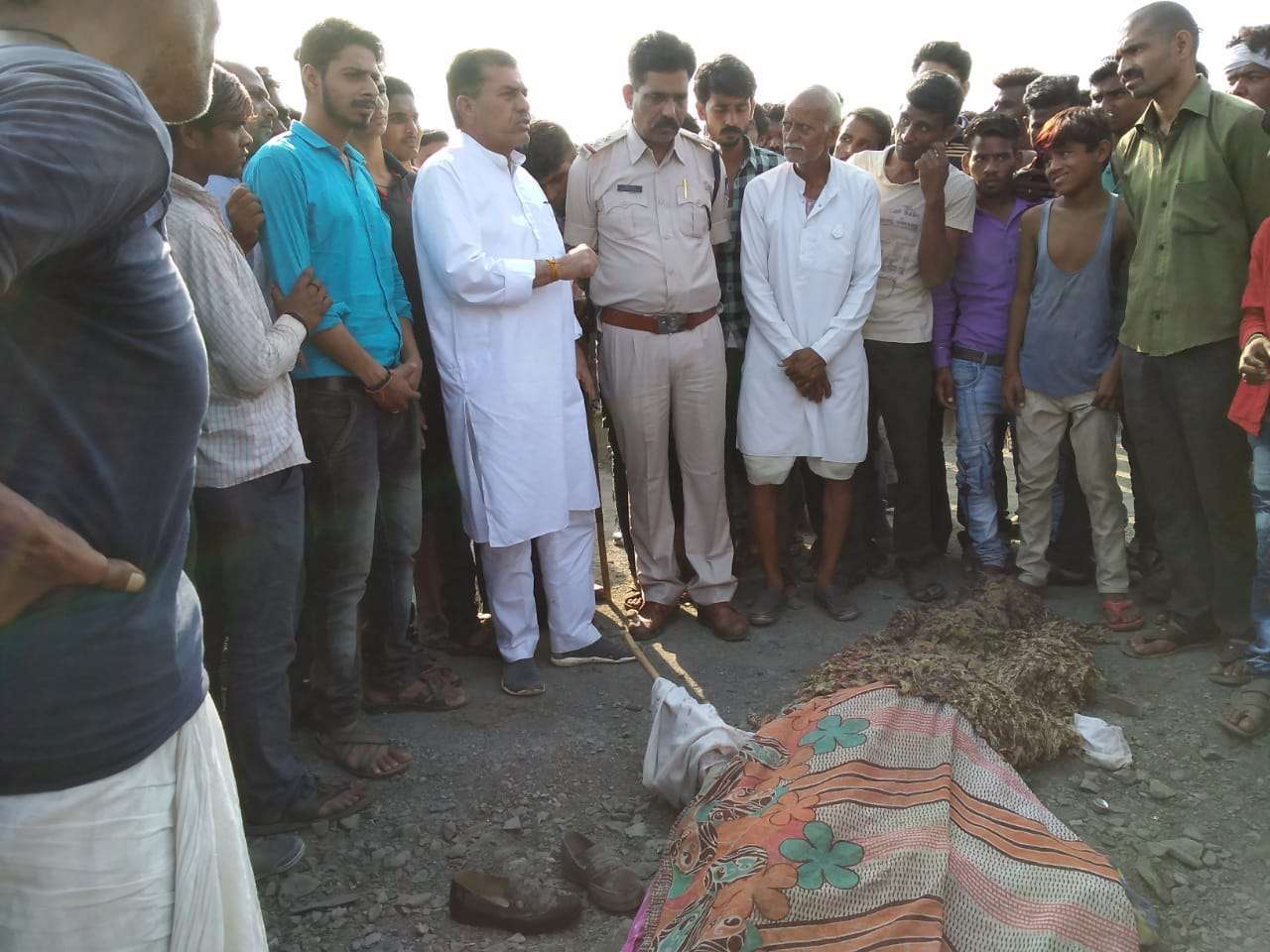 अधूरे फोरलेन पर पलटा ट्रक, दबने से युवक की मौत, ग्रामीणों ने किया चक्काजाम