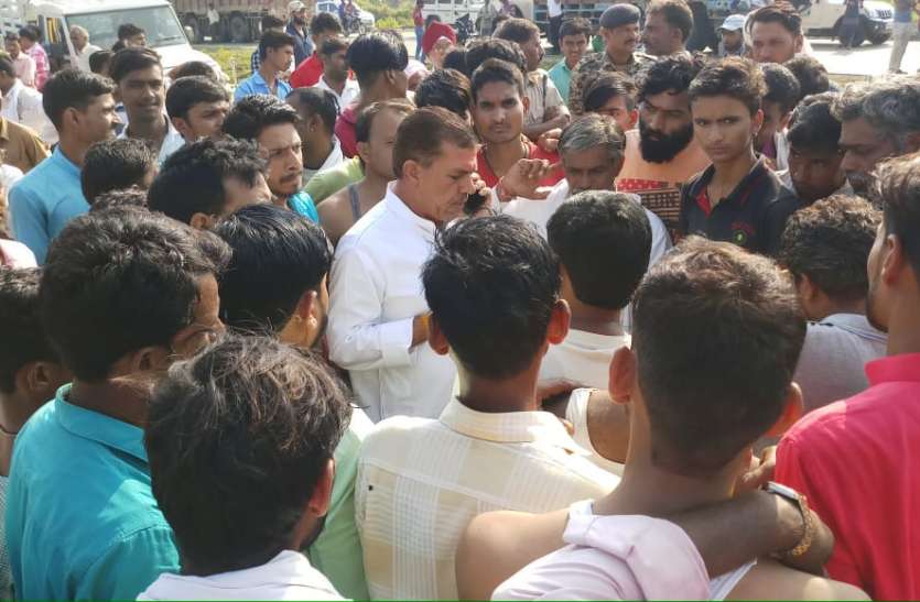 अधूरे फोरलेन पर पलटा ट्रक, दबने से युवक की मौत, ग्रामीणों ने किया चक्काजाम टमाटर से भरे ट्रक ने युवक को कुचला, ये कारण आया सामने, देखें वीडियो