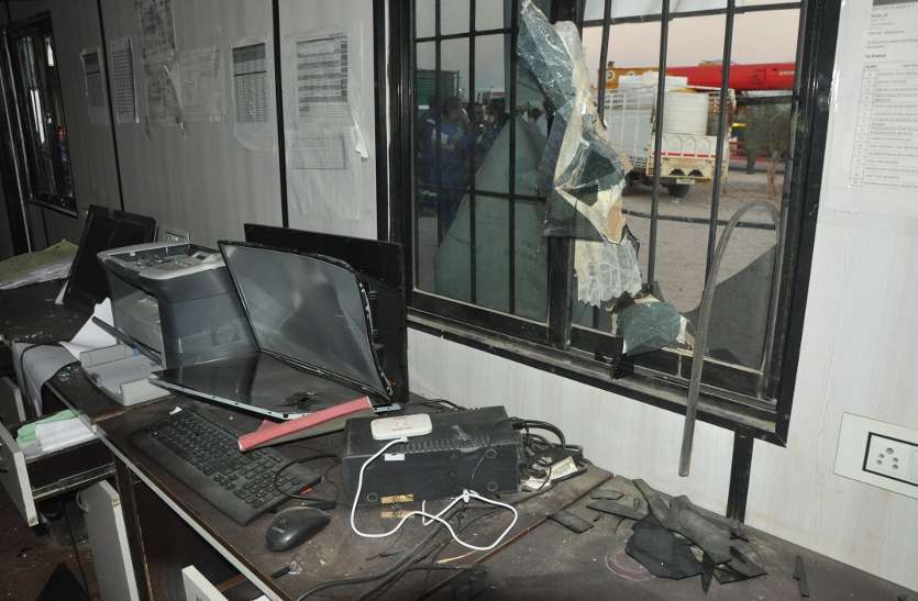 Company office attacked बाड़मेर : निजी कंपनी के यार्ड पर हमला, तोडफ़ोड़ कर भागे बदमाश, पढ़िए पूरी खबर
