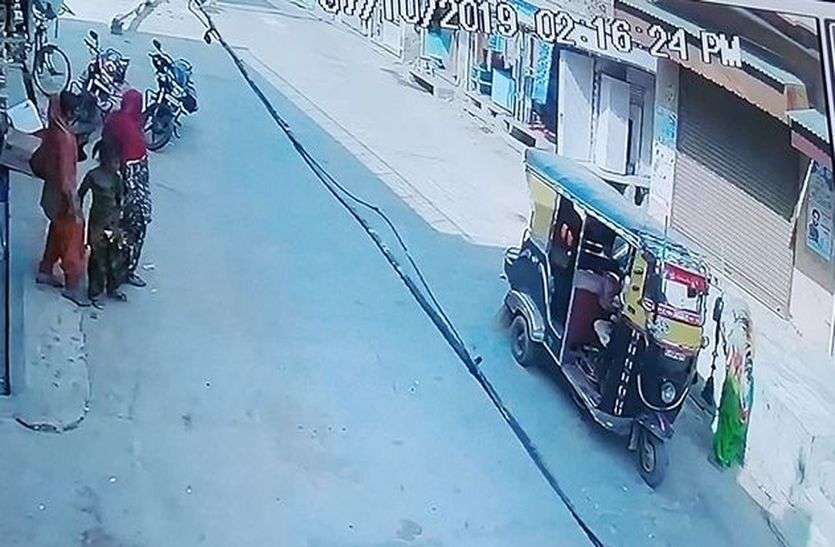टैक्सी में बैठी महिला के कान व गले के आभूषण पार टैक्सी में बैठी महिला के कान व गले के आभूषण पार