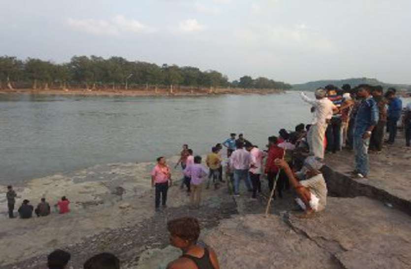 chabda yuvak ki talash दशहरे पर्व की खुशी को वह देखता इससे पहले आ टपकी मौत , दूसरे साथी की अब तक नदी में तलाश