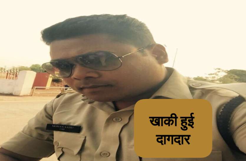 खाकी हुई दागदार: विसर्जन से लौट रही महिला से आरक्षक ने की छेड़छाड़, गिरफ्तार खाकी हुई दागदार: विसर्जन से लौट रही महिला से आरक्षक ने की छेड़छाड़, गिरफ्तार