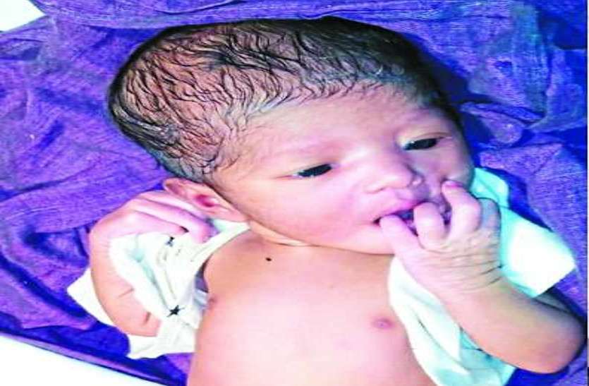 सड़क किनारे मिली नवजात बच्ची, पुलिस के पूछने पर मां बोली- इसे देखकर नहीं भूल पाती उस दरिंदे को, इसलिए फेंका