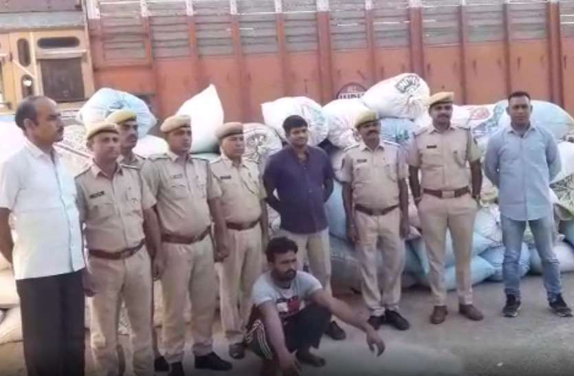 ट्रक में मक्के व सलजम के कट्टों के नीचे छिपाकर ला रह थे यह सामान, पुलिस भी रह गई हैरान ट्रक में मक्के व सलजम के कट्टों के नीचे छिपाकर ला रह थे यह सामान, पुलिस भी रह गई हैरान