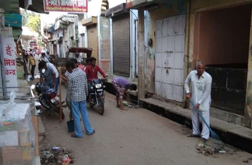 जनप्रतिनिधियों व लोगों ने उठाया सफाई का बीड़ा, अभियान चलाकार बाजार की सफाई की जनप्रतिनिधियों व लोगों ने उठाया सफाई का बीड़ा, अभियान चलाकार बाजार की सफाई की