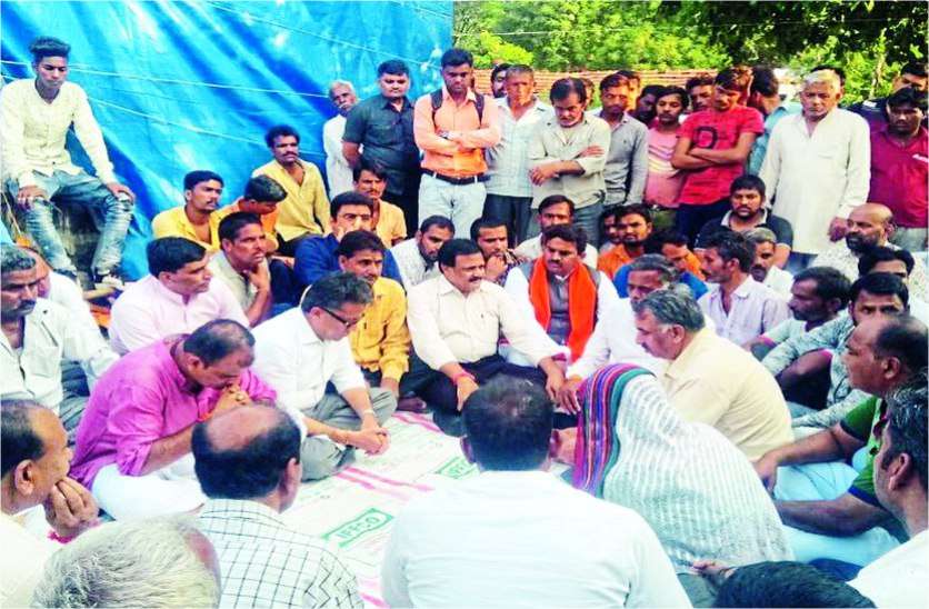 दशहरे पर जिन्हें पहनाना थे नए कपड़े वो कफन में हुए विदा, मां की चीत्कार से फट गया कलेजा