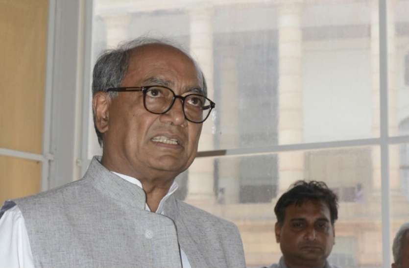 मंच में नहीं बैठेंगे दिग्विजय सिंह, कांग्रेस कार्यकर्ता नहीं पहनाएंगे फूल-माला मंच में नहीं बैठेंगे दिग्विजय सिंह, कांग्रेस कार्यकर्ता नहीं पहनाएंगे फूल-माला
