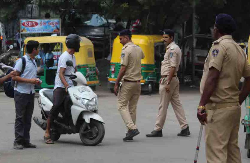 Ahmedabad News नाबालिग वाहन चालकों पर ट्रैफिक पुलिस की कार्रवाई, वाहन किए जब्त Ahmedabad News नाबालिग वाहन चालकों पर ट्रैफिक पुलिस की कार्रवाई, वाहन किए जब्त