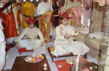 maharaj bada devghar sahtrapoojan gwalior दशहरे पर सुबह सिंधिया अपने पुत्र के साथ शस्त्र पूजन के लिए पहुंचे