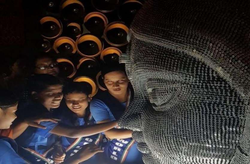 duraga2.jpg नेत्रहीन बच्चों के लिए बनाया गया स्पेशल दुर्गा पंडाल, 12000 नाखूनों से बनाई गई है मूर्ति