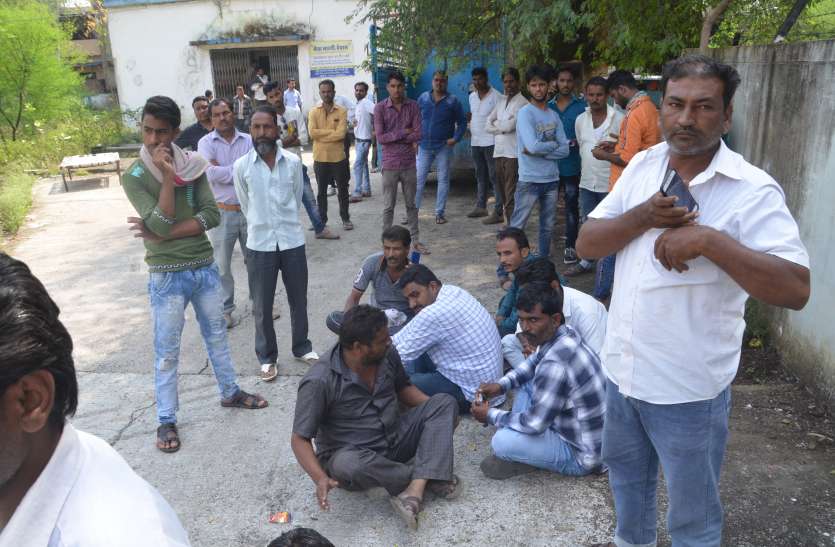dewas संदिग्ध मौत की शंका में... कब्र से निकाला गया बालिका का शव, देवास में नहीं हो सका पीएम