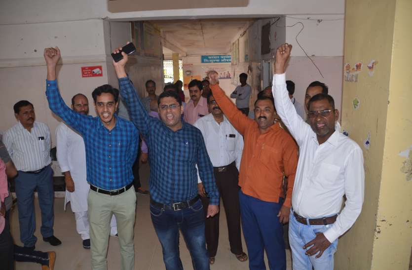 dewas जिला अस्पताल... विवाहिता की मौत के बाद हंगामा, इमरजेंसी वार्ड के ड्यूटी डॉक्टर को पीटा