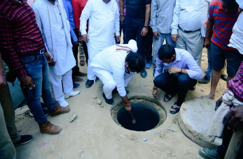 सीवर कार्य में गुणवत्ता की शिकायत पर ऊर्जा मंत्री ने खुद लिया नमूना, डीएम को परीक्षण के आदेश सीवर निर्माण कार्य में गुणवत्ता की शिकायत पर ऊर्जा मंत्री ने खुद लिया नमूना, डीएम को परीक्षण के आदेश
