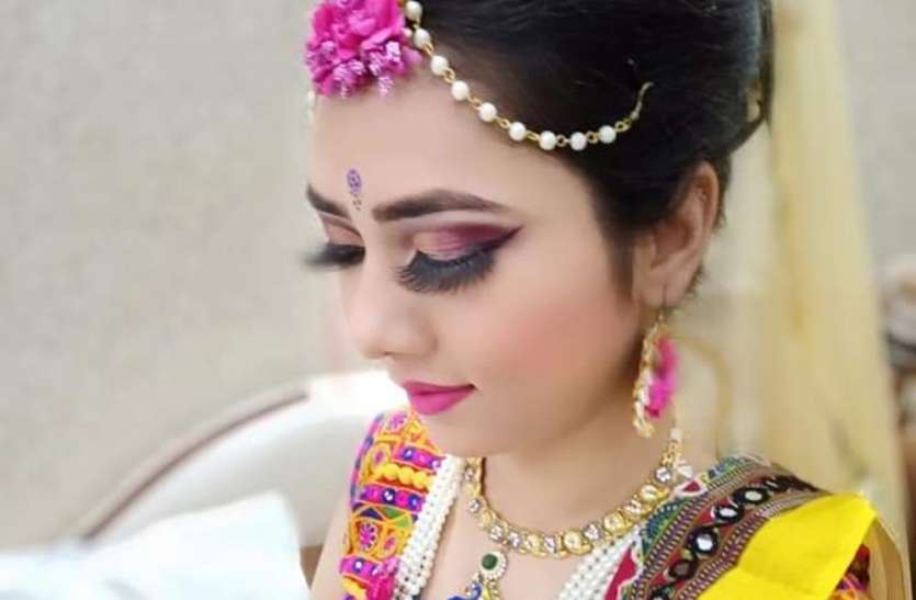 Flower jewelery craze continues during festive season फेस्टिव सीजन में भी फ्लावर ज्वैलरी का क्रेज बरकरार