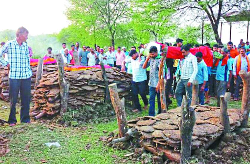 एक साथ तीन जिगरी दोस्तों की हुई दर्दनाक मौत, साथ उठी अर्थी तो रो पड़ा पूरा गांव