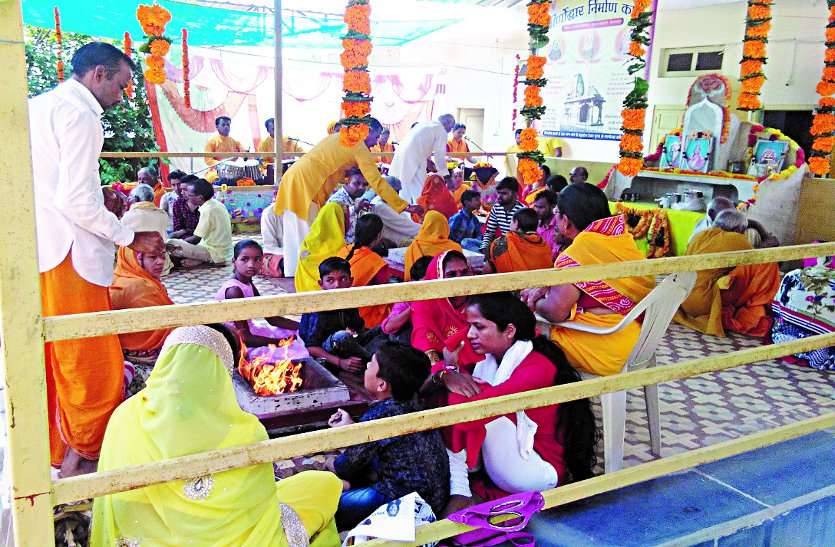 Gayatri pariwar chhindwara हवन कुंड में आहुतियां समर्पित कर बुराइयां त्याग करने का लिया संकल्प