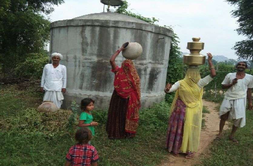 यहां बिन पानी के ही जर्जर हो रहा जीएलआर यहां बिन पानी के ही जर्जर हो रहा जीएलआर