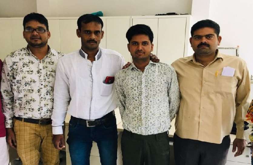 कॉलेज के पास नशे की गोलियां बेचने खड़ा था युवक, नारकोटिक्स ने धरदबोचा कॉलेज के पास नशे की गोलियां बेचने खड़ा था युवक, नारकोटिक्स ने धरदबोचा