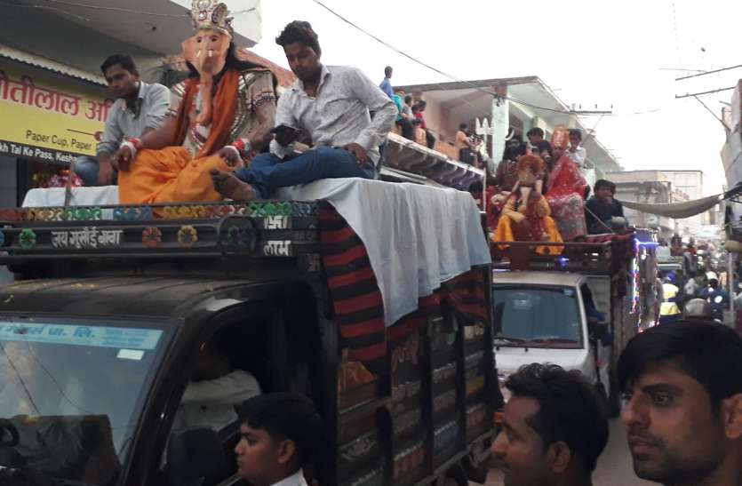 ,दशहरा पर नगर परिषद की ओर से निकली राम बारात ,दशहरा पर नगर परिषद की ओर से निकली राम बारात ,दशहरा पर नगर परिषद की ओर से निकली राम बारात ,दशहरा पर नगर परिषद की ओर से निकली राम बारात राजसी ठाठ से निकली रघुनाथजी की सवारी, राम बारात में झांकियों ने मोहा