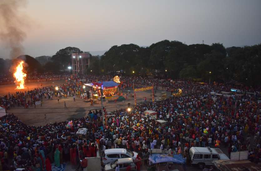विजयादशमी उत्सव: 32 सेकंड में धूं-धूंकर खाक हो गया 32 फीट का वॉटर प्रूफ रावण विजयादशमी उत्सव: 32 सेकंड में धूं-धूं कर खाक हो गया 32 फीट का वॉटर प्रूफ रावण